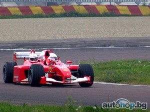 Ferrari отново с триместен болид