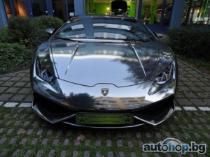 Lamborghini Huracan получи опаковка с винил от черен хром