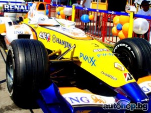 Болидът на ING Renault F1 пристигна в България