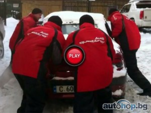 Екип Audi Quattro Action помага на шофьори в снега