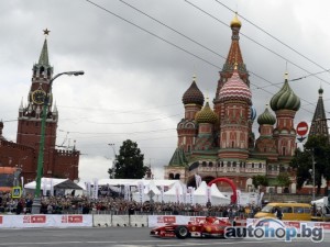 Кобаяши размаза Ferrari на шоу в Москва