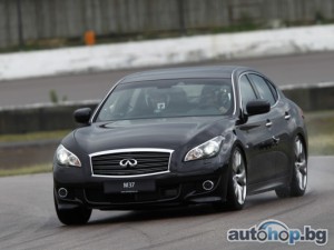 Марк Уебър загрява с Infiniti M37S