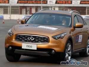 Фетел изпробва два модела на Infiniti преди старта в Шанхай