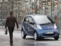 Нейно величество кралица София е първият шофьор на новия Peugeot iOn