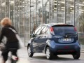 Нейно величество кралица София е първият шофьор на новия Peugeot iOn