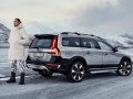 Ибра рецитира шведския химн на фона на Volvo XC70