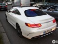 Заснеха Mercedes S63 AMG купе по улиците в Щутгарт