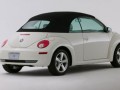 Много бял Volkswagen  New Beetle convertible за Щатите