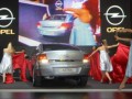 Новата Astra седан с нестандартен дебют