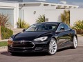 Tesla Model S се разпорададе на зелено