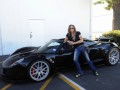 Стивън Тайлър се фука с Hennessey Venom GT Spyder на Пебъл Бийч