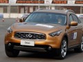 Фетел изпробва два модела на Infiniti преди старта в Шанхай